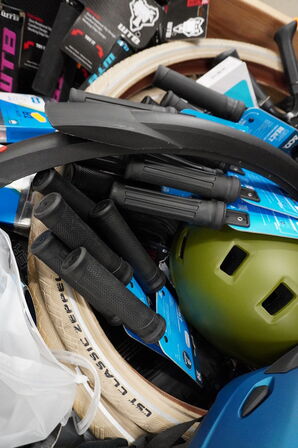 Diverse cykeldele og -udstyr