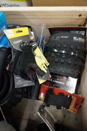 Diverse cykeldele og -udstyr