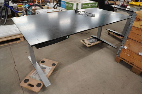 El. Hæve-/sænkeskrivebord HOLMRIIS B8