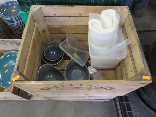 2 stk. trækasser med indhold