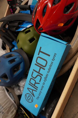 Diverse cykeldele og -udstyr