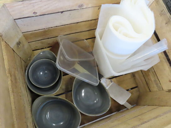 2 stk. trækasser med indhold