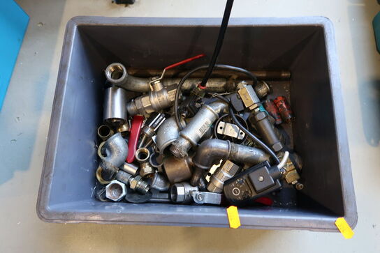 Kasse med div. Fittings