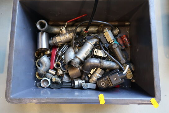Kasse med div. Fittings