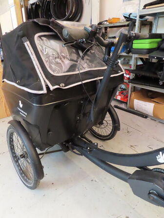 El. ladcykel, Triobike Mono med sort kasse og kaleche