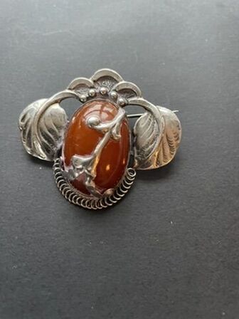 Sølvbroche i sølv med rav