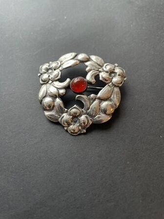 Sølvbroche med argat sten