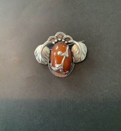 Sølvbroche i sølv med rav