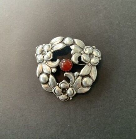 Sølvbroche med argat sten