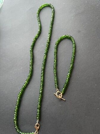 Perlekæde og armbånd i smaragd perler