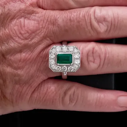 Smarargd - diamant ring i 18 kt guld vægt 18,6 gram