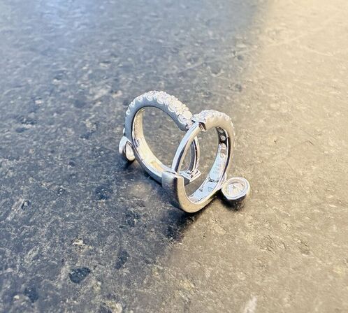 Par øreringe med laboratorieskabte diamanter, af 14 kt hvidguld