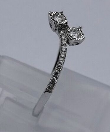 Diamantring af 9 kt. hvidguld.