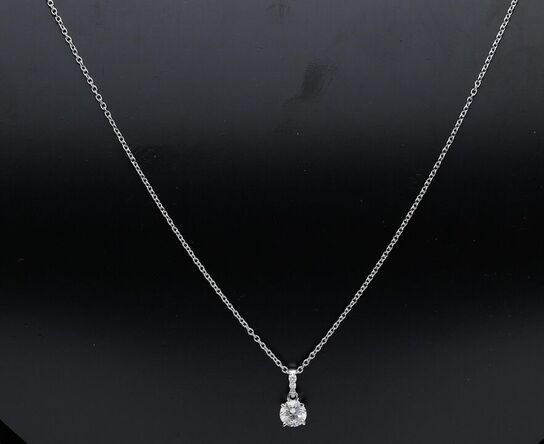 Solitaire vedhæng af 14 kt. hvidguld med brillantslebne laboratorieskabte diamanter på samlet ca. 0.53 ct