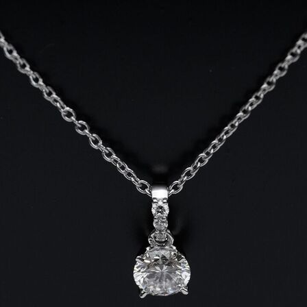 Solitaire vedhæng af 14 kt. hvidguld med brillantslebne laboratorieskabte diamanter på samlet ca. 0.53 ct