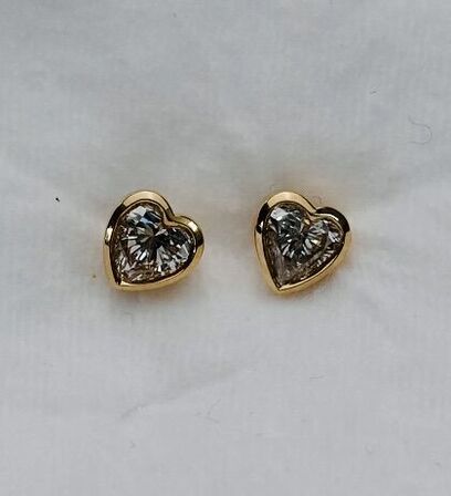 Et par ørestikker af 14 kt guld, hver prydet med en laboratorieskabt diamant, samlet ca 0.79 ct,