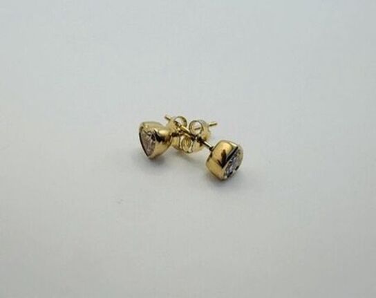 Et par ørestikker af 14 kt guld, hver prydet med en laboratorieskabt diamant, samlet ca 0.79 ct,