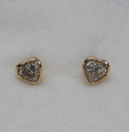 Et par ørestikker af 14 kt guld, hver prydet med en laboratorieskabt diamant, samlet ca 0.79 ct,