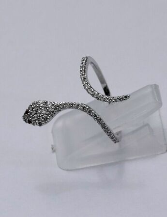 Slangering af 14 kt. hvidguld prydet med talrige brillantslebne diamanter, samlet ca. 0.41 ct