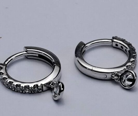 Par øreringe med laboratorieskabte diamanter, af 14 kt hvidguld