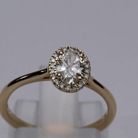 Ring af 14 kt guld, med brillantslebene laboratorieskabte diamanter, samlet ca.0.59.