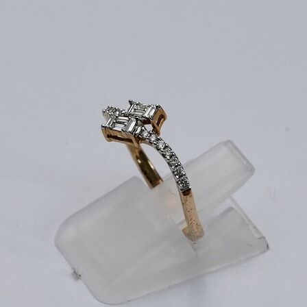 Diamantring af 9 kt. guld. Prydet med baguette og brillantslebne diamanter, ialt ca. 0.19 ct.