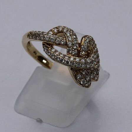 Diamantring i form af to sammenflettede slanger af 14 kt guld