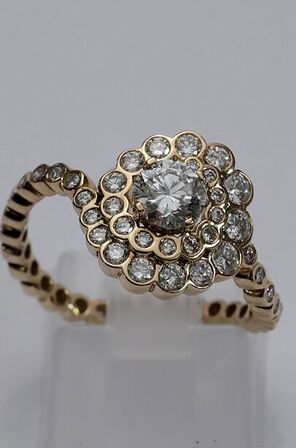 Ring i 14 kt guld med lab - grown diamanter