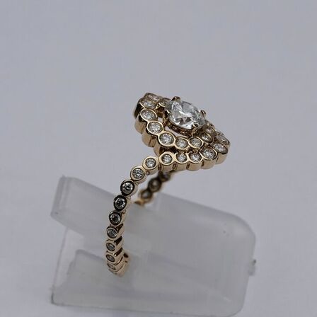 Ring i 14 kt guld med lab - grown diamanter