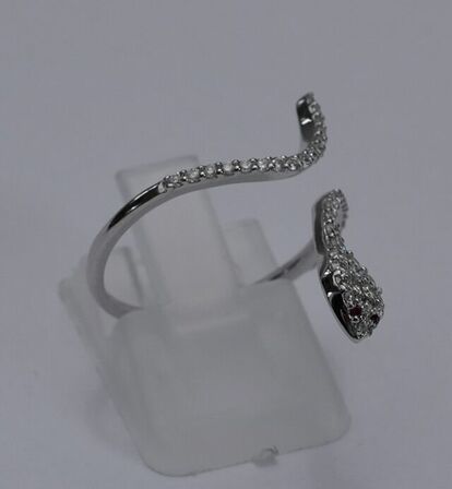 Slangering af 14 kt. hvidguld prydet med talrige brillantslebne diamanter, samlet ca. 0.41 ct