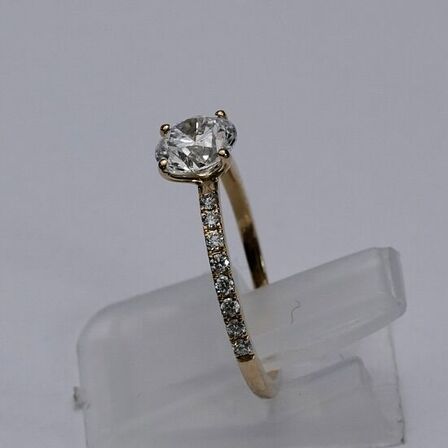 Ring af 14 kt guld, med brillantslebene laboratorieskabte diamanter