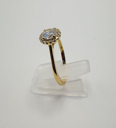 Ring af 14 kt guld, med brillantslebne laboratorieskabte diamanter