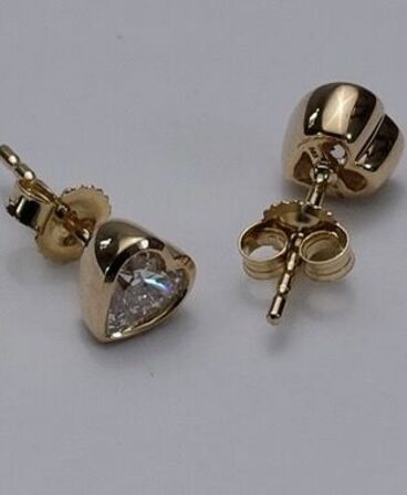 Et par ørestikker af 14 kt guld, hver prydet med en laboratorieskabt diamant, samlet ca 0.79 ct,