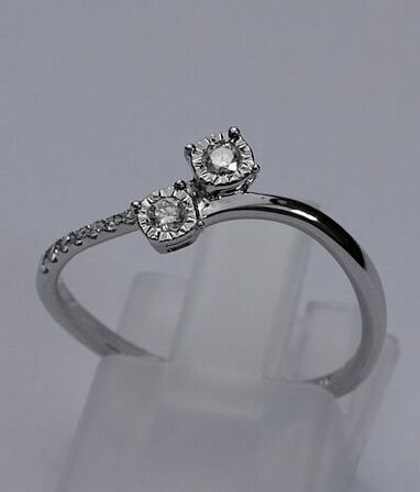 Diamantring af 9 kt. hvidguld.