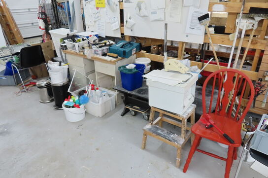 Indhold langs væg af diverse rengøringsartikler mv. 