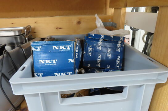 Indhold i  reol af diverse beslag, skruer mv. 