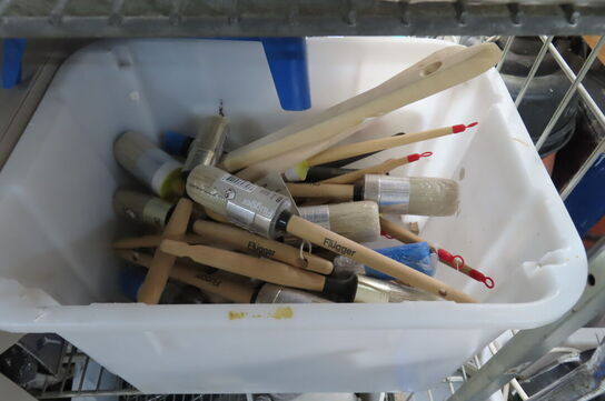 Indhold i reol af diverse tæpper, maling, diverse ruller mv.