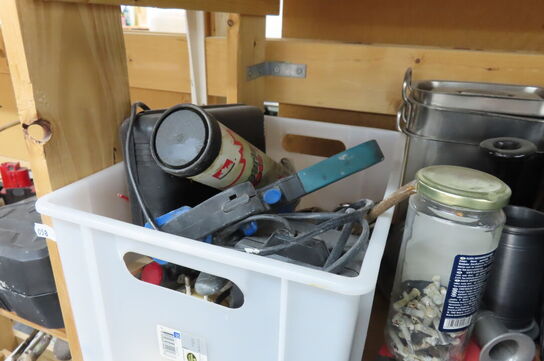 Indhold i  reol af diverse beslag, skruer mv. 