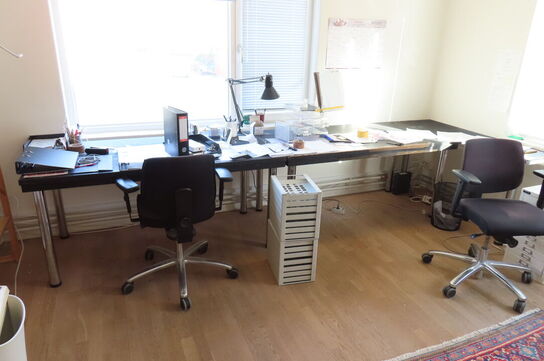 3 stk. Skriveborde + 2 stk. kontorstole 