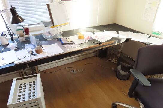 3 stk. Skriveborde + 2 stk. kontorstole 