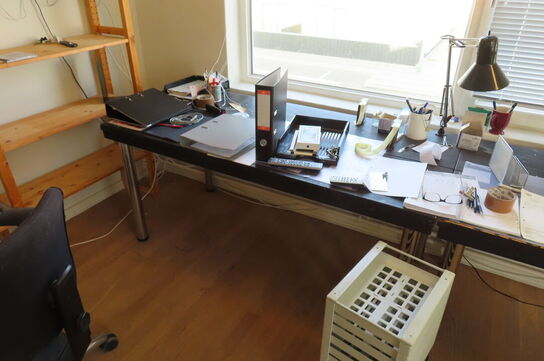 3 stk. Skriveborde + 2 stk. kontorstole 