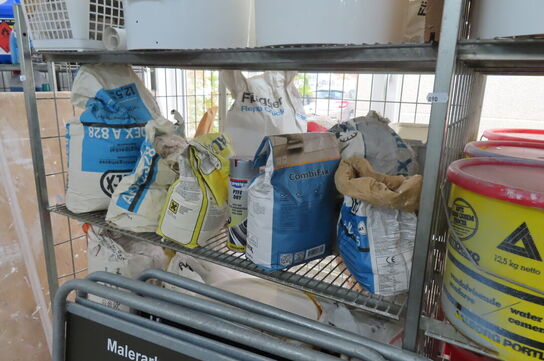 Indhold i reol af diverse tæpper, maling, diverse ruller mv.