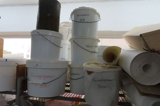 Indhold i reol af diverse tæpper, maling, diverse ruller mv.