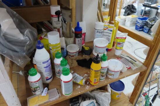 Indhold på 1 fag af diverse fugemasser mv. 