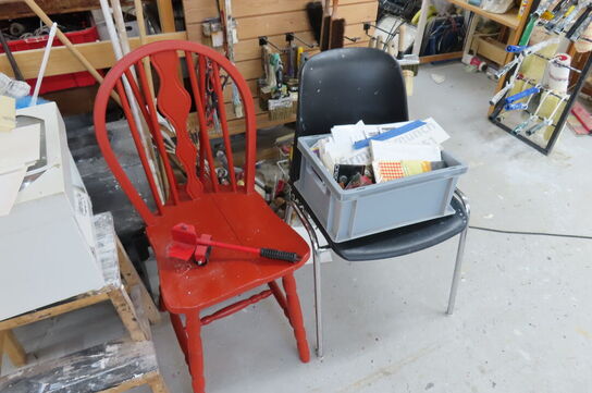 Indhold langs væg af diverse rengøringsartikler mv. 