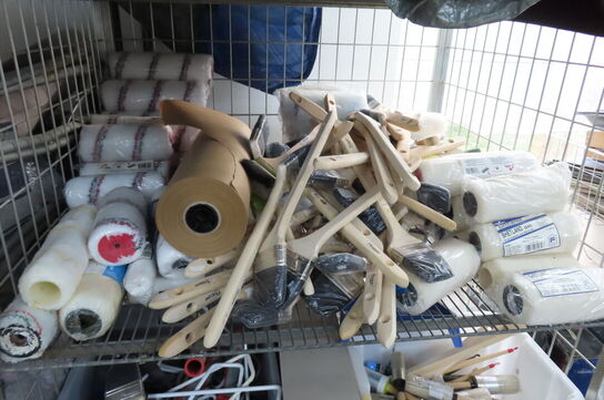 Indhold i reol af diverse tæpper, maling, diverse ruller mv.