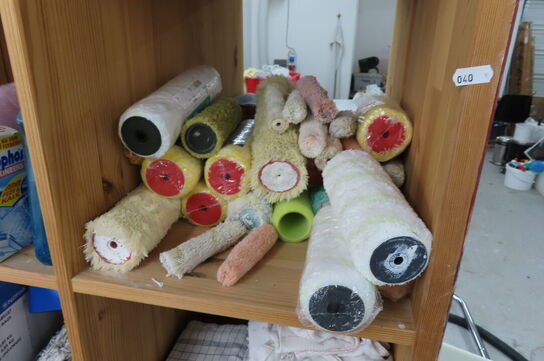 Indhold i reol af diverse rengøringsartikler 