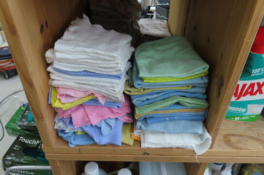 Indhold i reol af diverse rengøringsartikler 