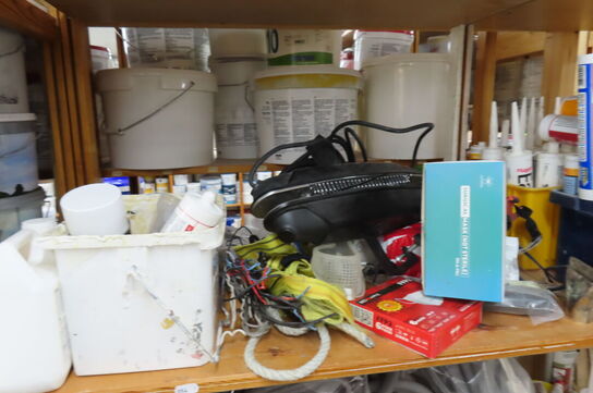 Indhold på 1 fag af diverse ledninger + 6 stk. arbejdslamper 