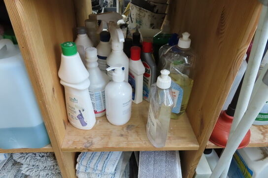 Indhold i reol af diverse rengøringsartikler 